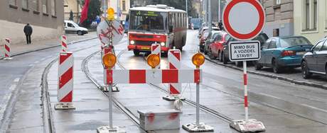 Dlníci firmy Dopravní stavby Brno zahájili opravu dutiny pod silnicí Údolní v Brn 
