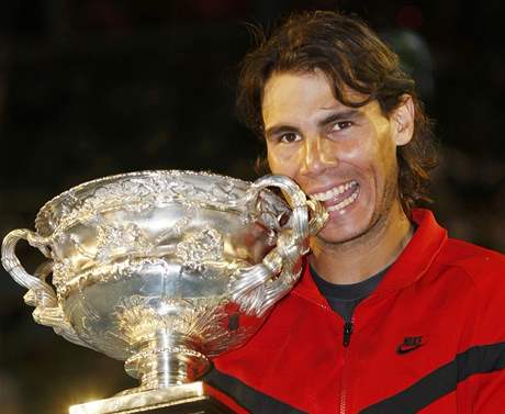 Rafael Nadal s trofejí pro vítze Australian Open