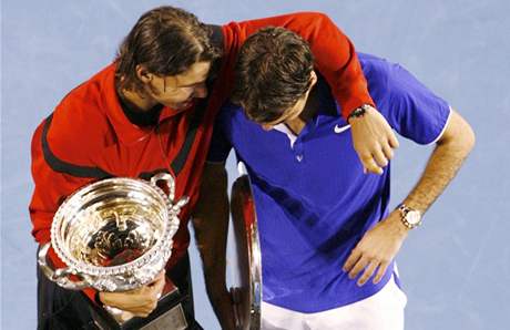 Rafael Nadal (vlevo) utuje Rogera Federera po finle letonho Australian Open