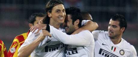 Fotbalisté Interu Milán oslavují gól Ibrahimovie (vlevo)