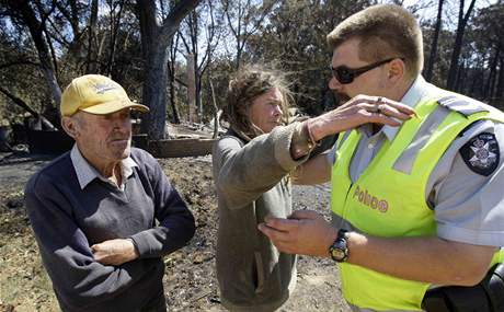 Jane Cameronov a Greg Annand pobl svho porem zcela znienho domu v Kinglake West pobl Melbourne. (9. nor 2009)