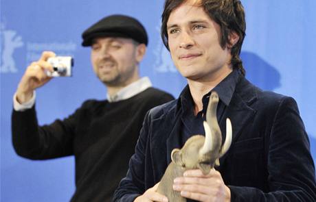 Herec Gael García Bernal s reisérem Lukasem Moodyssenem ped projekcí filmu Mamooth.