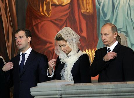 Prezident Dmitrij Medvedv s manelkou a premir Vladimr Putin na slavnostnm uveden patriarchy Kirilla do ela rusk pravoslavn crkve