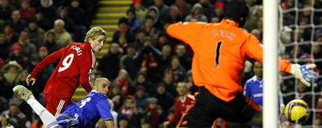 V ligovém utkání na zaátku února Petr ech z Chelsea (vpravo) dostává gól od liverpoolského Torrese (vlevo).