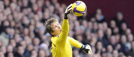 Edwin Van Der Sar, branká Manchesteru, zasahuje.