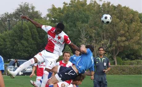 Slávista Amadou Cissé v souboji s jedním z fotbalist Ázerbájdánu.