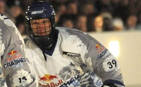 Dominik Haek na trati ledového koryta pi akci Red Bull Crashed Ice na Vyehrad.