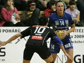 Zora Olomouc - Handbold Koda: Dostálová (vpravo) a Savicová