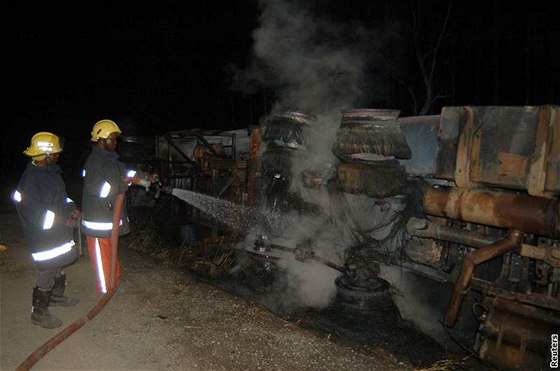 Výbuch benzínu, který vytekl z havarované cisterny v Keni, nepřežilo minimálně 111 lidí. (1. února 2009)