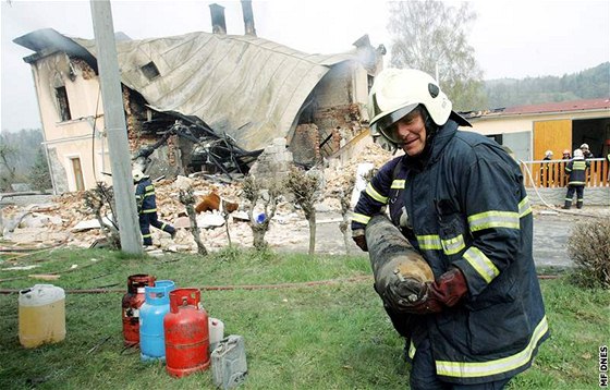 Ve vyhoelém maskombinátu tehdy hasii nali propanbutanové lahve a kanystry s benzinem. Ilustraní foto