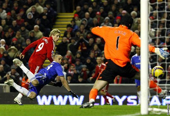 V ligovém utkání na zaátku února Petr ech z Chelsea (vpravo) dostává gól od liverpoolského Torrese (vlevo).