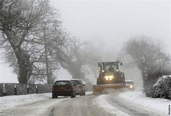 Sníh na britských silnicích zpsobil chaos.