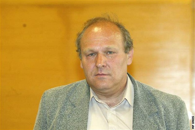 Vláda zatím poslance za V�ci ve�ejné Stanislava Humla neztratí. I kdy� váhal, p�ed hlasováním o d�v��e Ne�asovu kabinetu oznámil, �e pro vládu ruku zvedne.