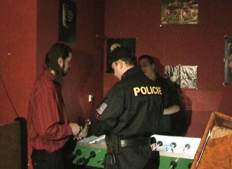 Pi kontrolch v barech a diskotkch objevili policist z Frdku-Mstku 16 opilch dt. (1. nora 2009)