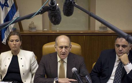 Izraelsk premir Ehud Olmert varoval Hamas, e odpov na jeho toku bude nepomrn tvrd. (1. nora 2009)