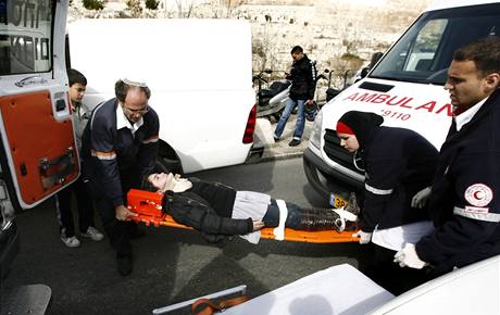 Záchranái odváejí jednoho ranného po raketovém útoku Hamasu na jiní Izrael. (1. února 2009)
