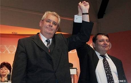 Zeman zaloil tradici suverénní parlamentní opozice, která odkrývá vechny slabiny vlády a po ase ji porazí ve volbách.