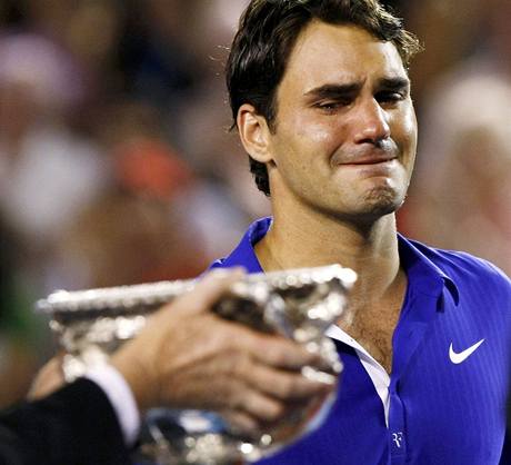 PLÁ. Zatím poslední duel sehrál Federer ve finále Australian Open, kdy podlehl Rafaelu Nadalovi. Pi slavnostním ceremoniálu se neubránil slzám