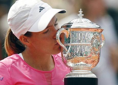 POTVRTÉ. Justine Heninová líbá vítznou trofej za triumf na Roland Garros 2007.