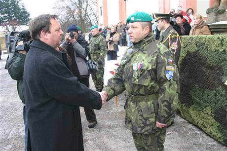 Ji Roekpijm gratulace pi slavnostn nstupu kontingentu v Pbrami