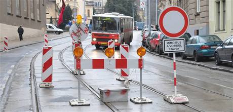 Dlníci firmy Dopravní stavby Brno zahájili opravu dutiny pod silnicí Údolní v Brn 