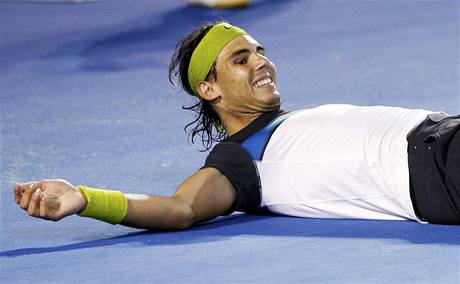 VÍT�Z. Rafael Nadal ve finále porazil favorizovaného Federera.