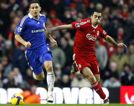 Liverpool - Chelsea: Arbeloa (vpravo) a Lampard