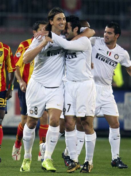 Fotbalisté Interu Milán oslavují gól Ibrahimovie (vlevo)