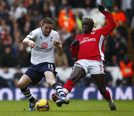 KDO OVLÁDNE SEVER LONDÝNA? Robbie Keane, kapitán Tottenhamu (vlevo), ví, e to bude práv jeho tým, protoe má oproti minulým roníkm lepí kádr ne Arsenal.
