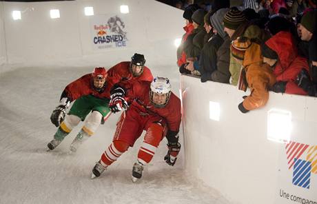 Bezprostedn kontakt divk s jezdci - a to je dvodem populrnosti Red Bull Crashed Ice. (Quebec 2008)