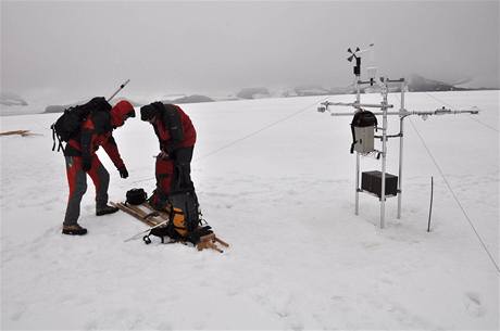 Kamil Láska a Daniel Nývlt po dokonení instalace meteorologické stanice na vrcholu ledovce Davis Dome