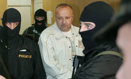 Policisté vedou k soudu éfa píbramského fotbalu Jaroslava Starku, kterého podezívají z úasti na únosu Lamberta Krejíe.
