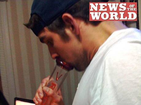 Plavec Phelps při kouření marihuany.