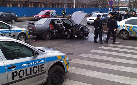 Poniené policejní vozy po honice v centru Prahy na poátku února.