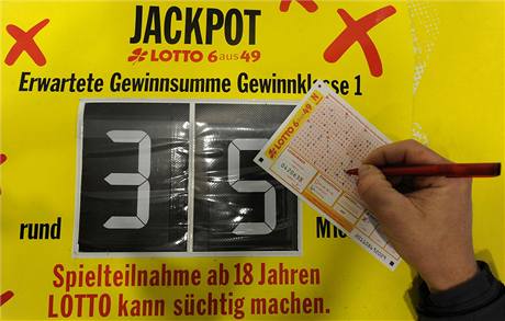 Dva N�mci se radují! D�lí si ob�í jackpot.