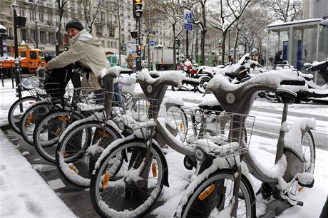 Snh zasypal i francouzskou metropoli.