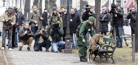 Policistka ukazuje novinm ped zatkem Mnichovsk bezpenostn konference psa, kter um hledat vbuniny.