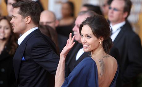 Angelina Jolie v atech, kter si oblkla obrcen 