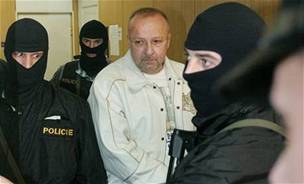 Policisté vedou k soudu éfa píbramského fotbalu Jaroslava Starku, kterého podezívají z úasti na únosu Lamberta Krejíe.