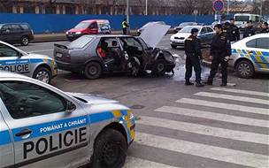 Osádku kradeného fiatu zastavil a náraz do policejního vozu.