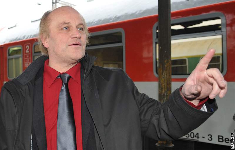 Nový ministr pro lidská práva a meniny Michael Kocáb pijel do Brna vlakem