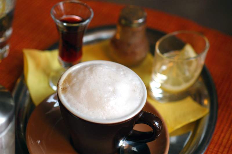Cappuccino v brnnské kavárn Monro