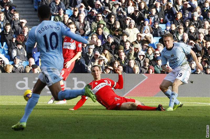 Manchester City - Middlesbrough: Bellamy (vpravo) stílí pes Pogatetze