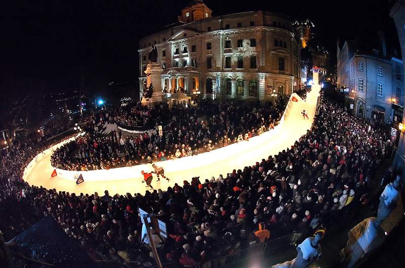 Red Bull Crashed Ice pinesl adrenalin do center metropolí. I díky Praze. (Quebec 2008)