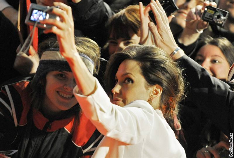 Z berlínské premiéry filmu Podivuhodný pípad Benjamina Buttona - Angelina Jolie a fanouci
