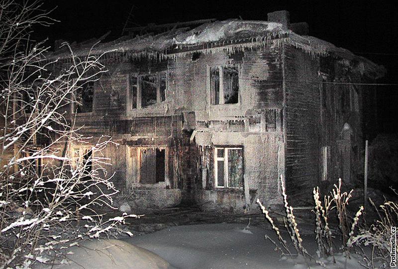 Poár v domov dchodc v ruské vsi Podjolsk (1. února 2009)