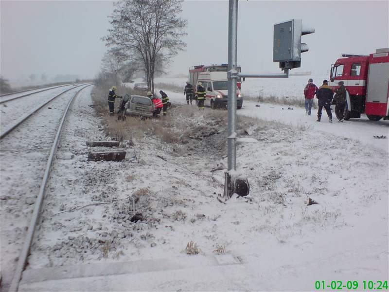 Sráka osobního auta s vlakem na Vykovsku