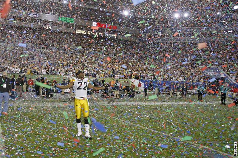 Hrái Pittsburghu oslavují triumf. Vyhráli Super Bowl.