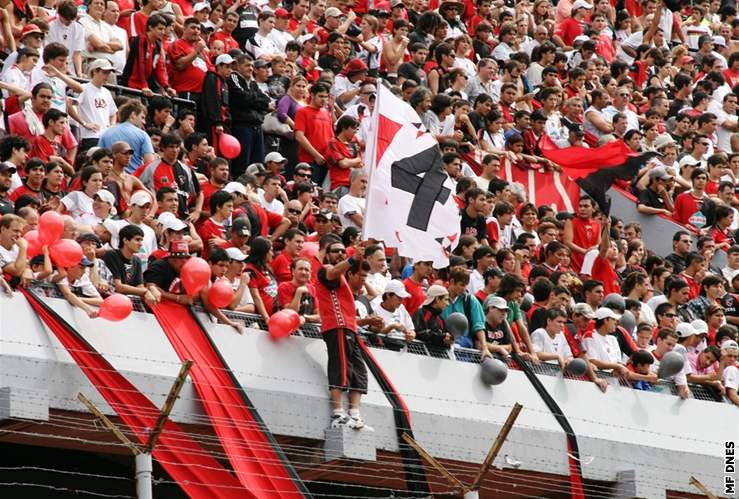 Fanouci na stadionu Newell´s Old Boys v Rosariu.