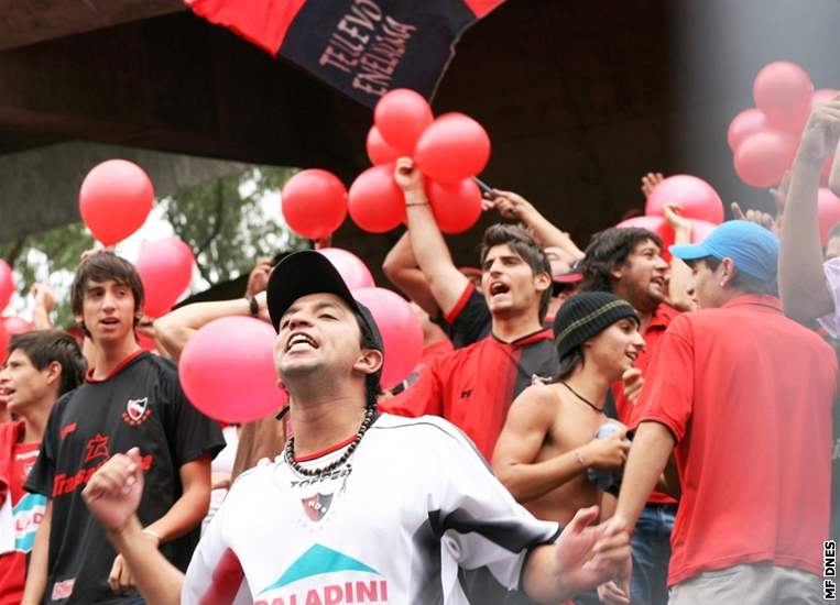 Fanouci na stadionu Newell´s Old Boys v Rosariu.